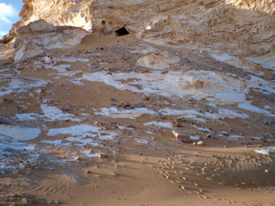 Oasi di Farafra. Altra veduta della  Grotta di Wadi el Obeiyid 1 (Farafra Cave) vista dal fondo wadi. Si nota  il ripido basamento in calcare  sul fronte della grotta.