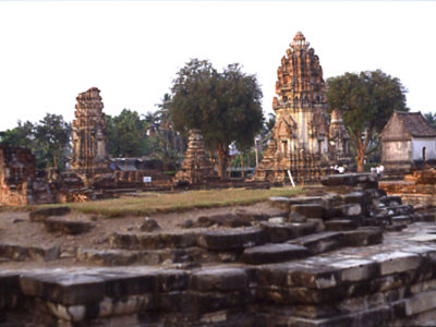 Il tempio reale Wat Phra Si Rattana Mahathat: tempio hindu-buddhista Khmer fondato nel sec. XI fu restaurato e ampliato (ca. 3,3 ha) dal Re Narai (sec. XVII)