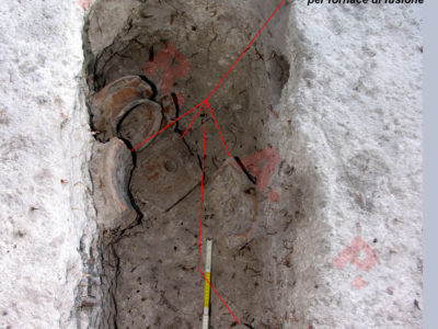 Fig. 10. KSO-Noen Din Operation 1: sepoltura di adulto (G4) (ca. sec. II a.C.-II d.C.) accompagnato da un vaso di ceramica e, smontato in cinque parti disposte sul corpo dell’inumato (nella foto non ancora visibile), da un ‘collare forato’ di terracotta per fornace di fusione.