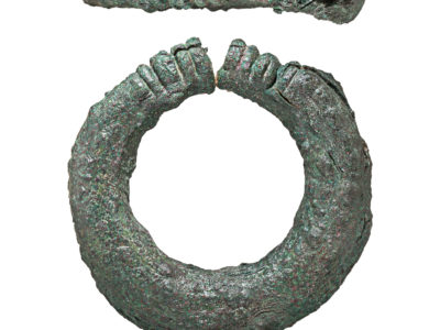 Tipico bracciale in bronzo di grandi dimensioni decorato a tacche rinvenuto in una fossa -  Large and elaborately decorated bronze bangle recovered from a pit
